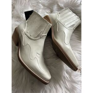 Forever 21 white booties cowgirl, cowboy size 6
